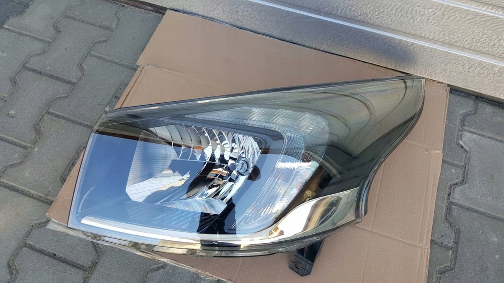 LAMPA REFLEKTOR PRAWY TRAFIC VIVARO B 1EE011565 7584194134