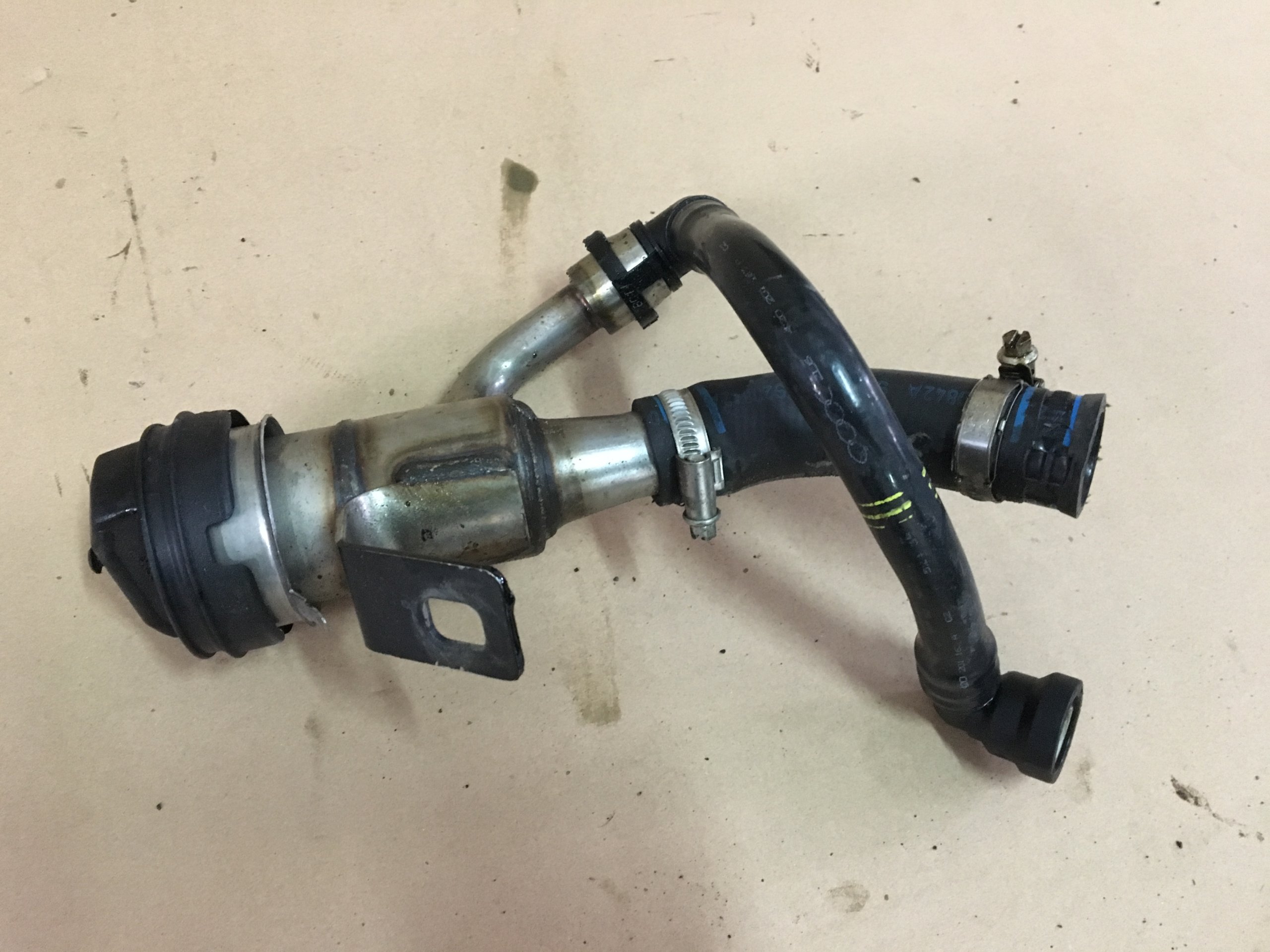 AUDI R8 5.2 V10 крышка топливного бака труба