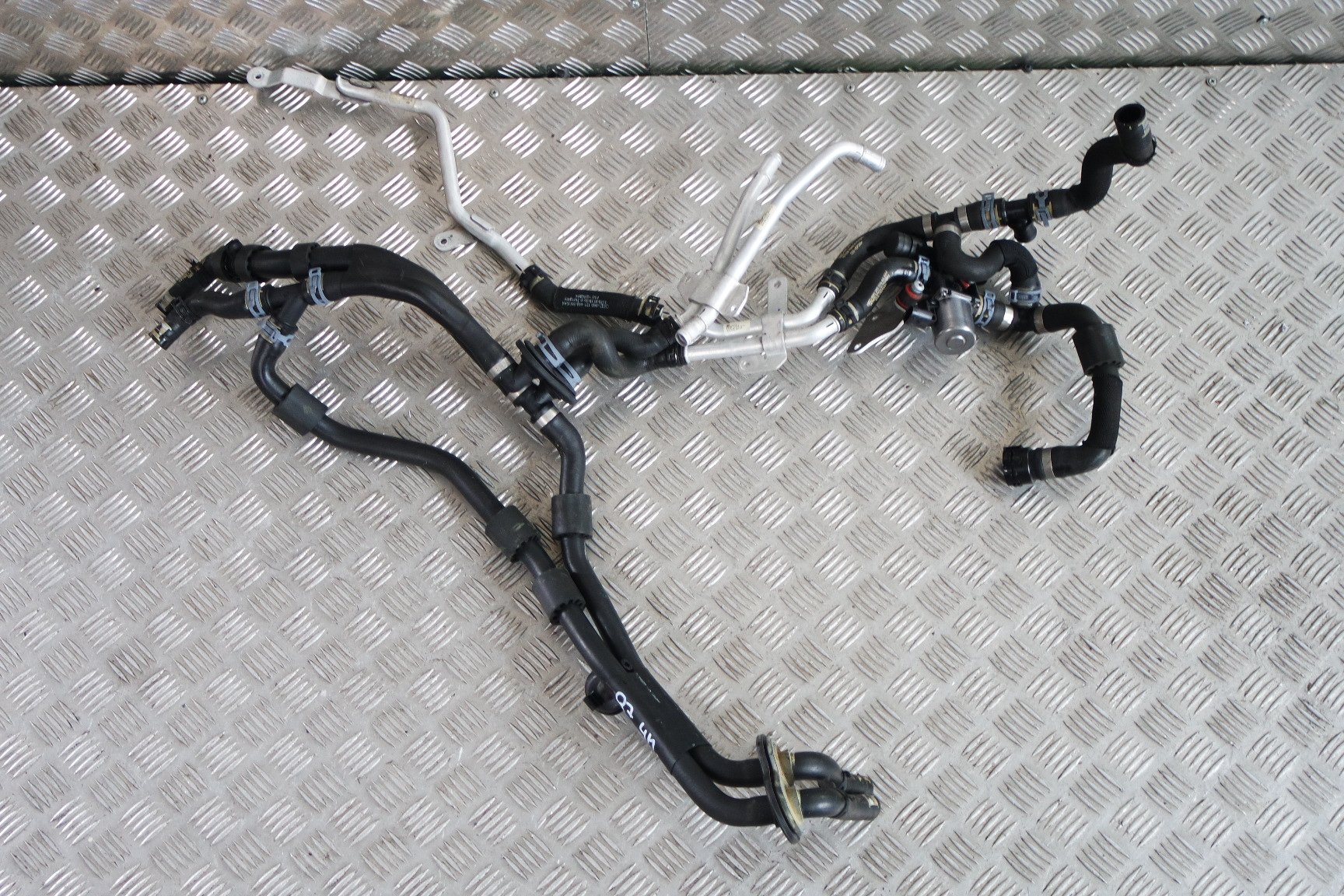 ВОДЯНОЙ НАСОС ЭЛЕКТРОМАГНИТНЫЙ КЛАПАН 4M0820035D