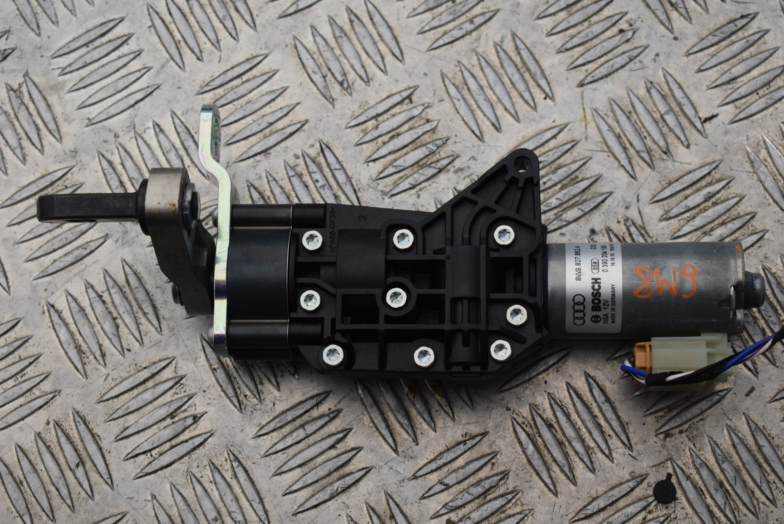 Двигун закриття закрилка правий AUDI S4 B9 8W0