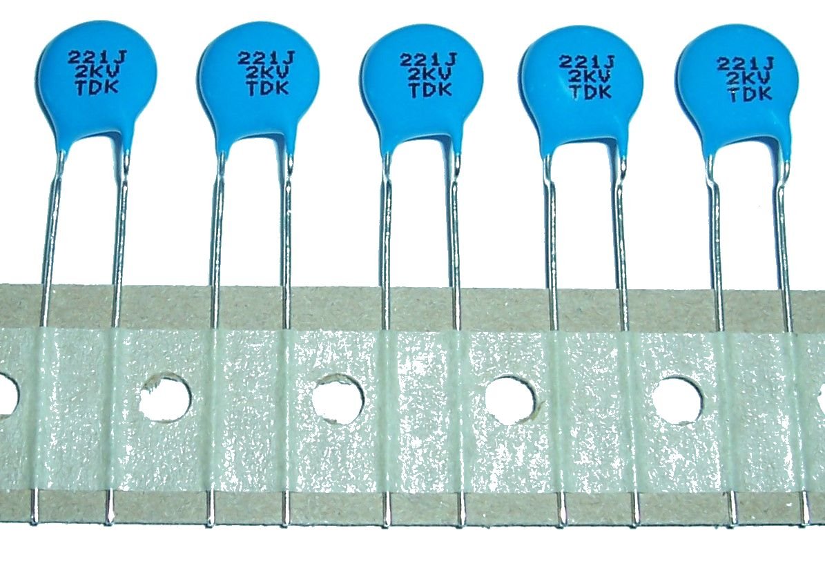 

Kondensator Ceramiczny 220pF 2kV 10szt=3zł (2784)
