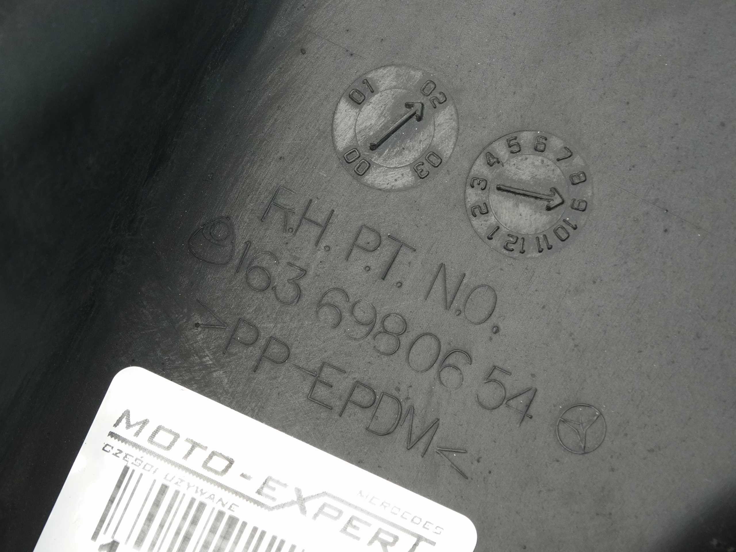 Mercedes ML W163 OSŁONA NAKŁADKA PROGU PRAWA TYLNA Kolor czarny