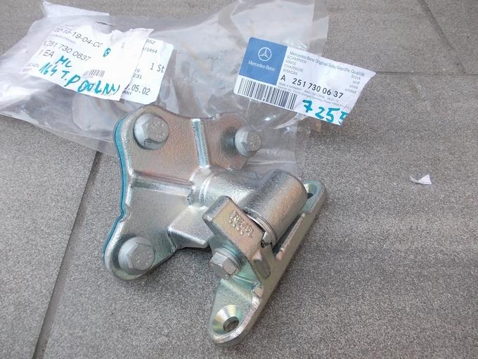 2517300637 - MERCEDES W164 задняя нижняя дверная петля новая *