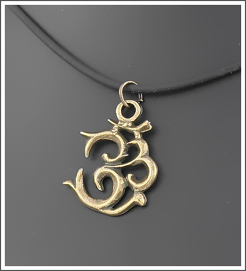 NASZYJNIK TALIZMAN ---- OM Marka Allmaro