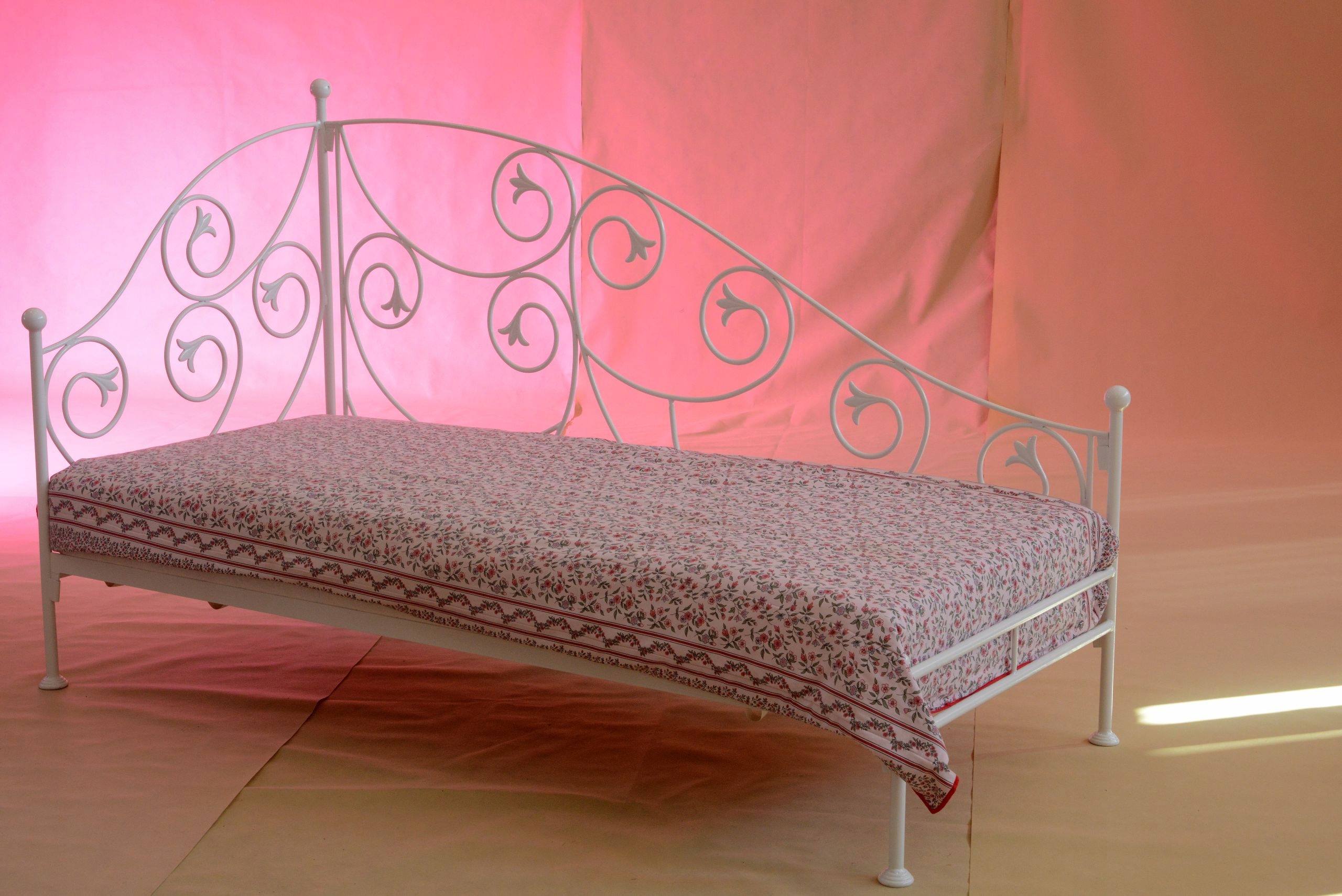 SOFA (SZEZLONG) METALOWA AURELIA 90X200 BIAŁA Szerokość mebla 200 cm