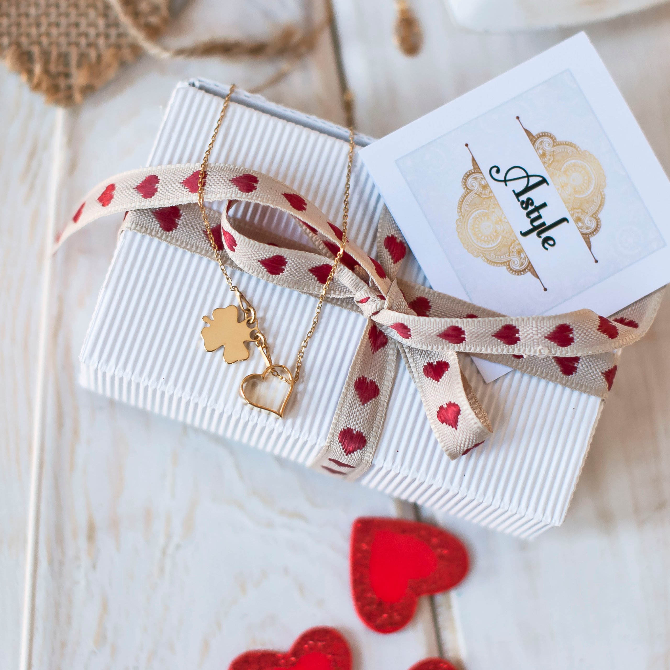 Naszyjnik z kucykiem - konikiem pozłacany Długość całkowita 40.1 cm