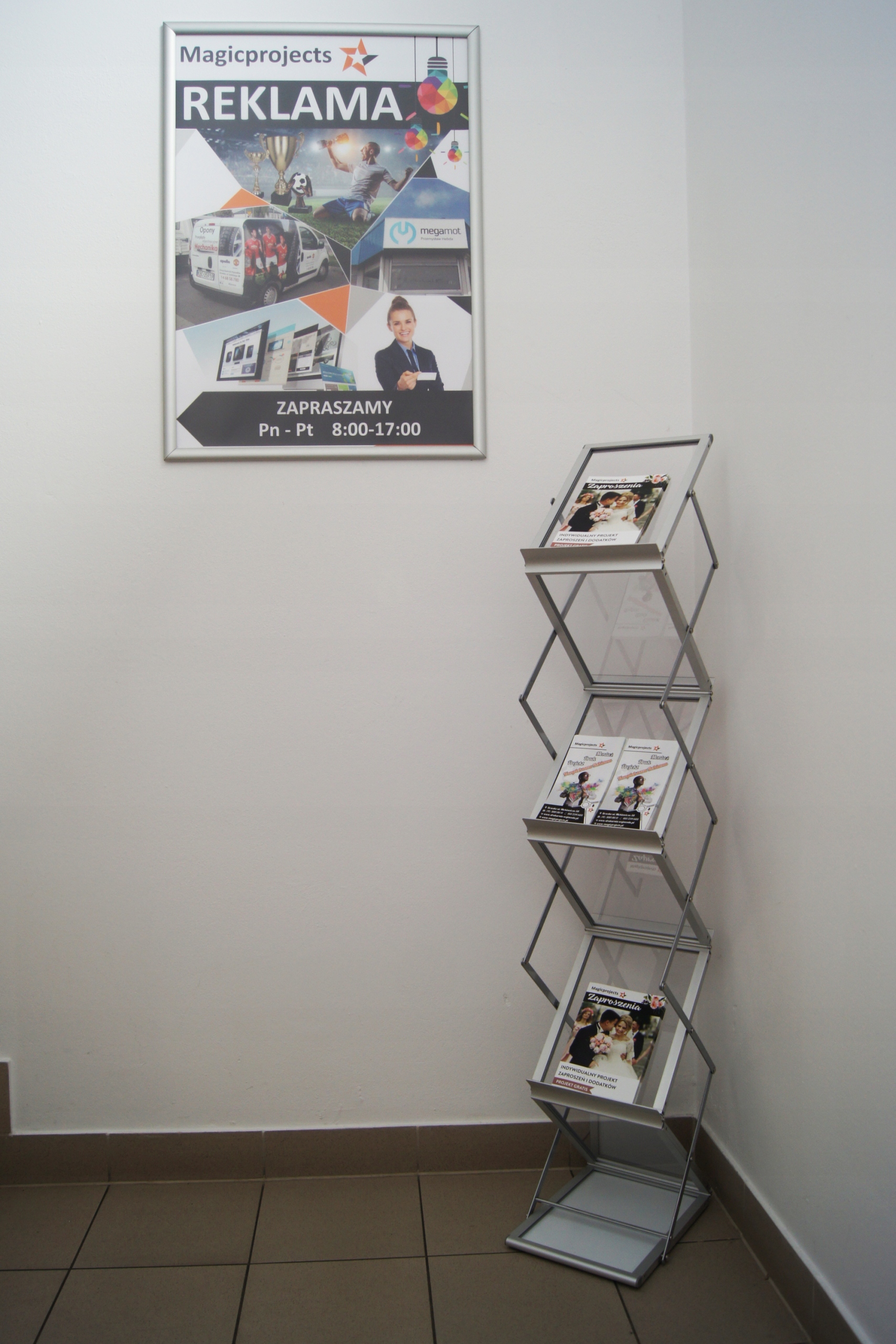 STOJAK NA ULOTKI Z-SHAPE DWUSTRONNY + WALIZKA Wysokość produktu 146 cm