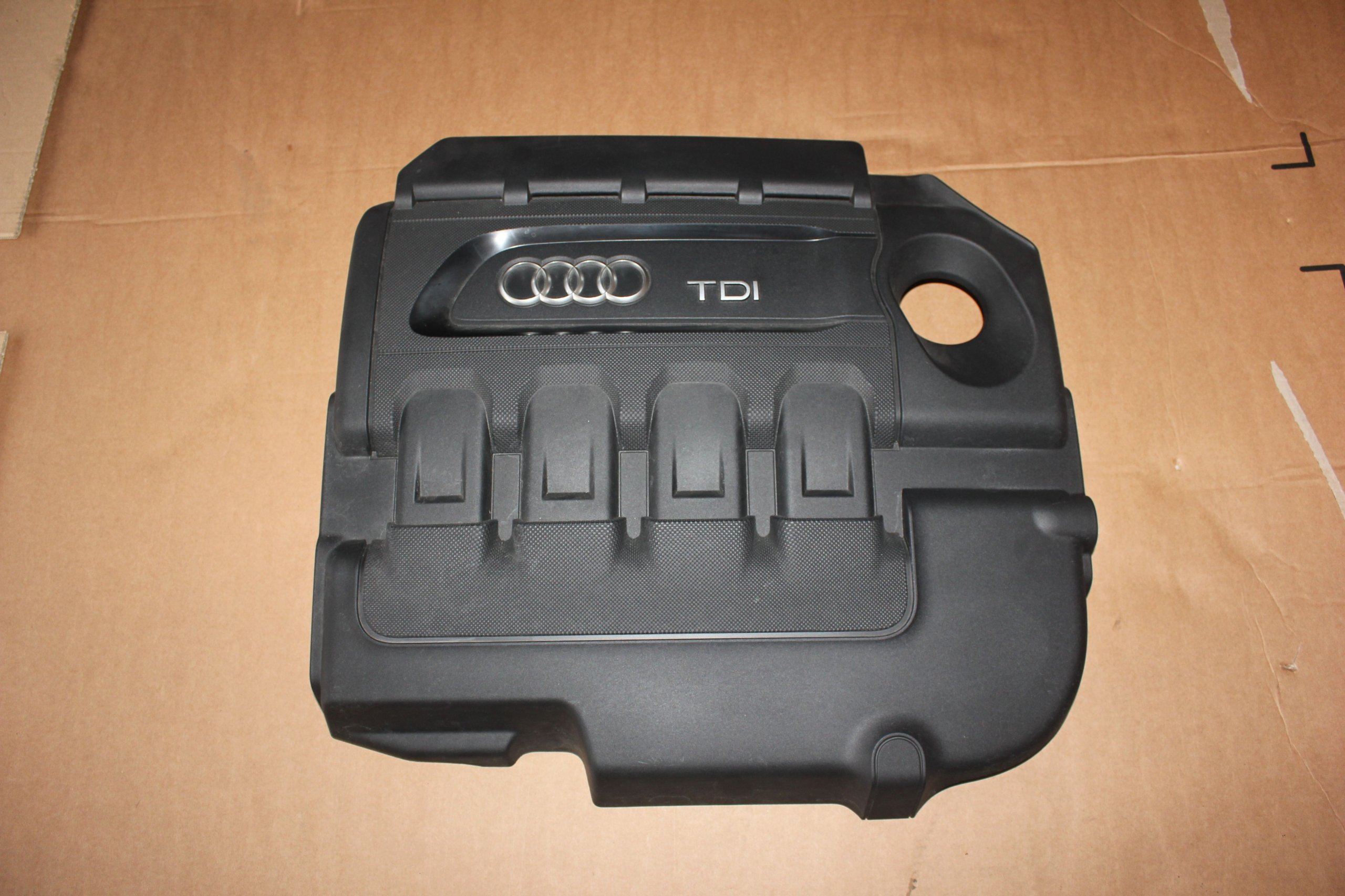 КРЫШКА ЗВУКОИЗОЛЯЦИЯ ДВИГАТЕЛЯ AUDI TDI