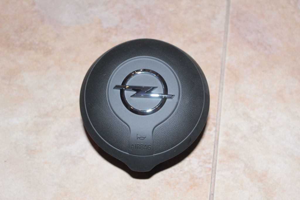 Opel Adam - подушка водителя.