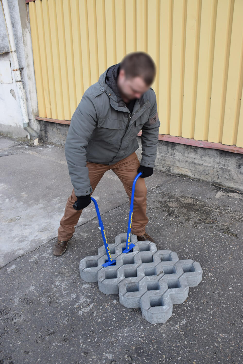 Монтаж бетонной газонной решетки