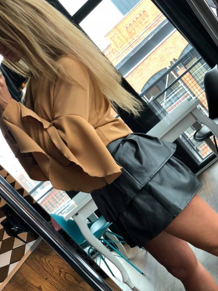 NIESAMOWITA SPODNICZKA FALBANA Z EKO-SKORY xs/S Wzór dominujący bez wzoru