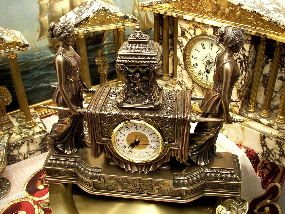 Изготовляемые часы кузнецами были. Каминные часы. Часы на камин. Часы каминные современные. Необычные каминные часы из дерева.