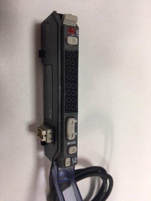 Wzmacniacz światłowodowy Keyence FS-V22 NrA352 Marka Keyence