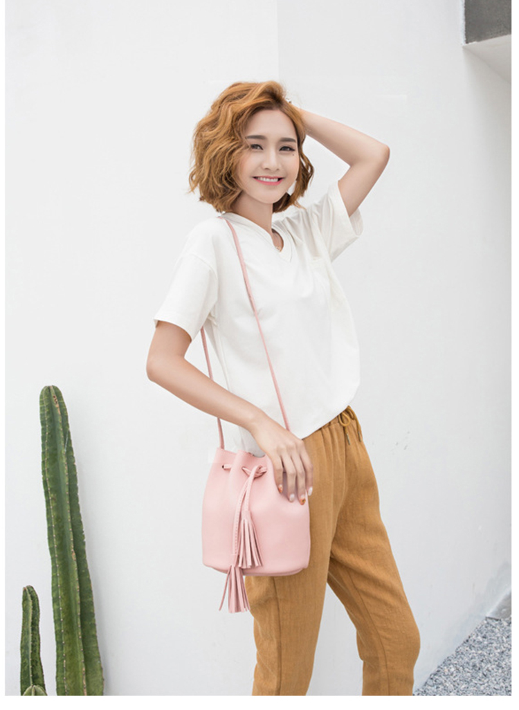 MAŁA GŁADKA TOREBKA WOREK Z FRĘDZLAMI PASTELE Płeć kobieta