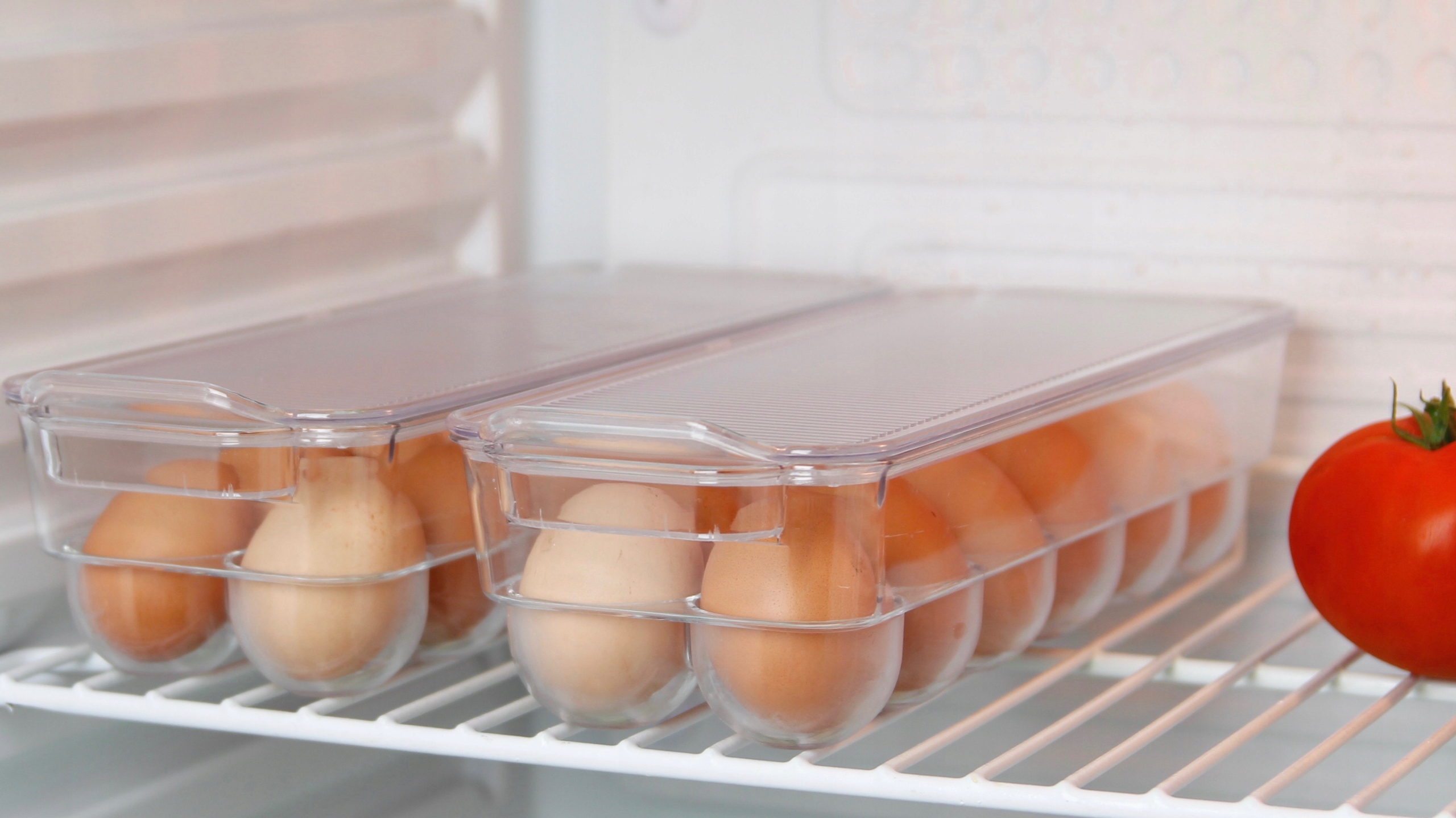 Можно мыть яйца для хранения. Хранение яиц в холодильнике. Яйца в холодильнике. Полочка в холодильник для хранения яиц. Контейнер для яиц в холодильник.