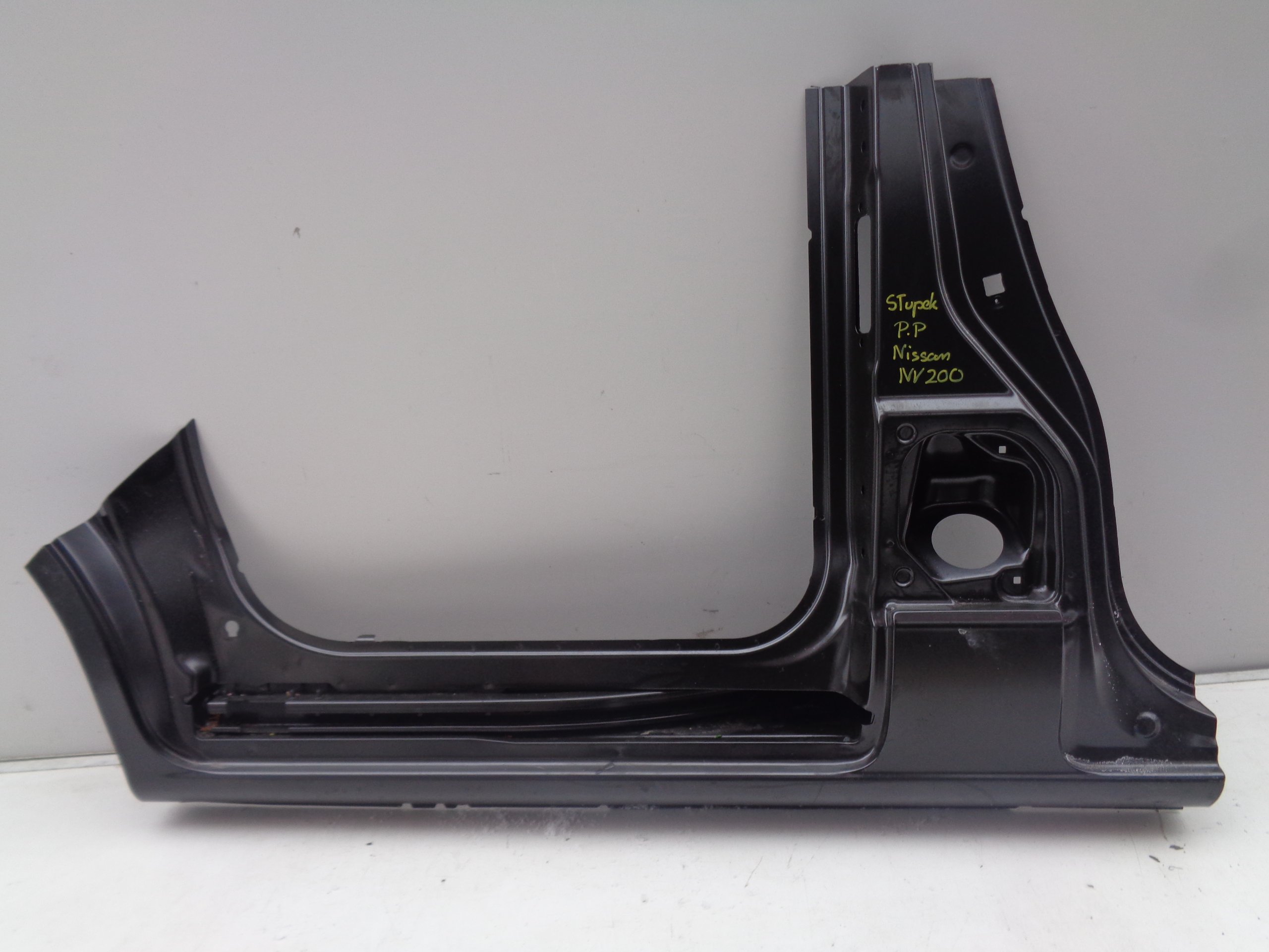 SŁUPEK PRAWY PRZEDNI REPERATURKA NISSAN NV200