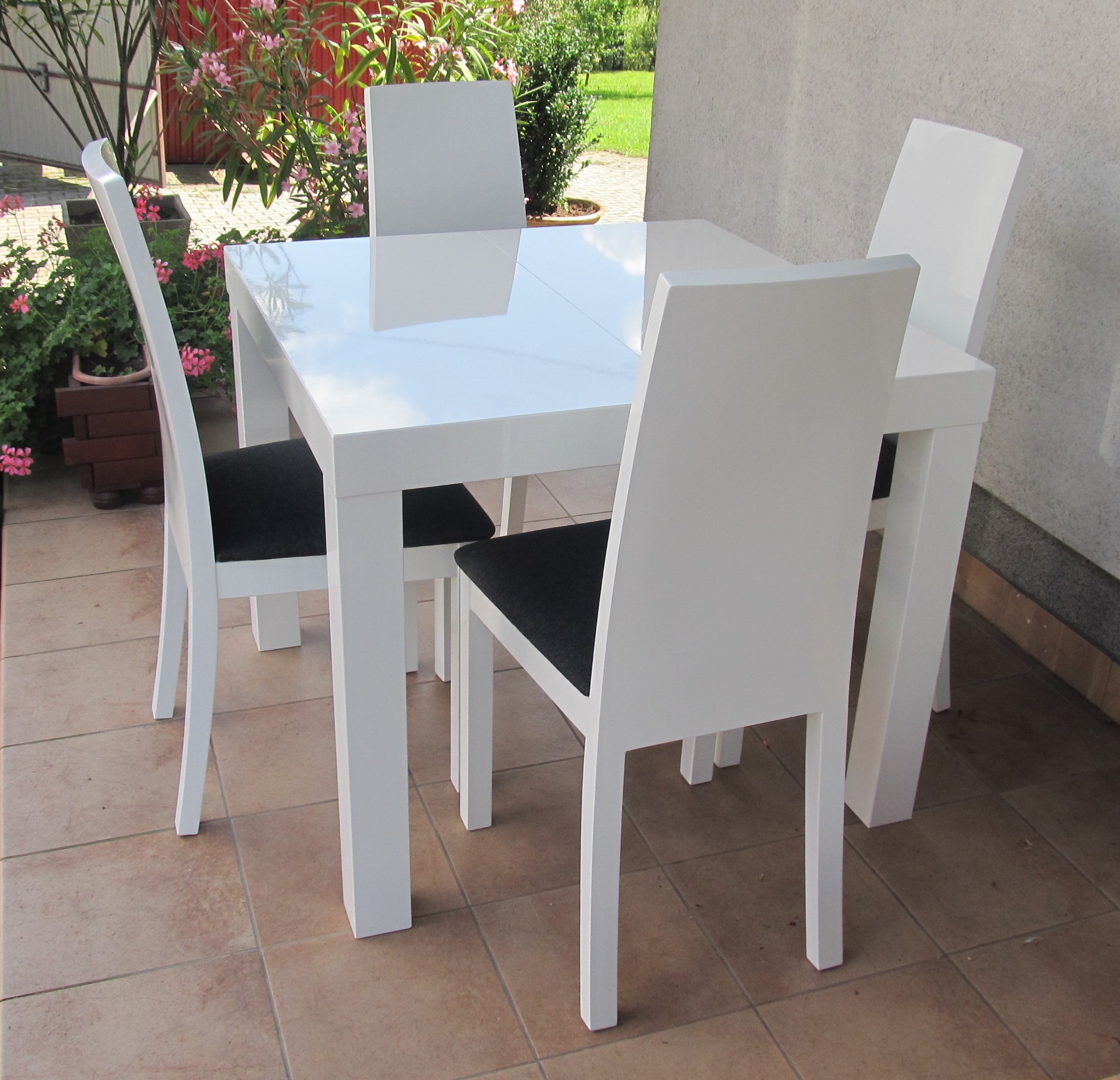 Stół kwadratowy połysk 80+2x50 eleganckie krzesła Kształt blatu kwadratowy