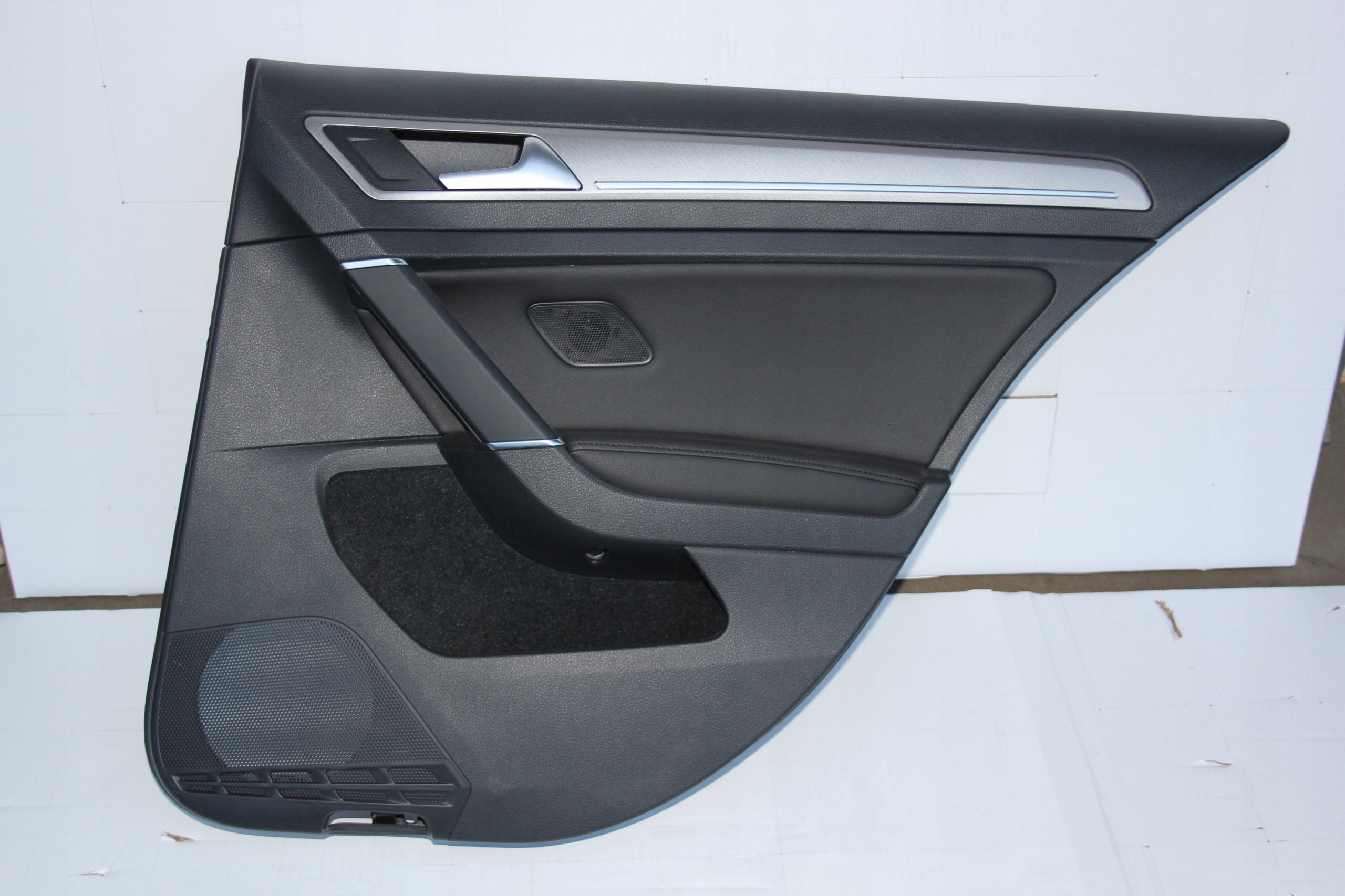 UPHOLSTERY SIDE REAR RIGHT VW GOLF 7 КОЖА ПОД СВЕТОДИОДОМ