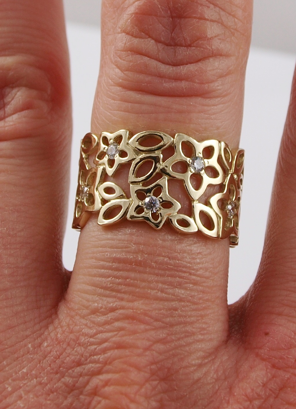 Ажурные золотые кольца. Ажурное кольцо. Ажурное золотое кольцо. Ажурные кольца из золота. Кольцо ажурное золотое широкое.