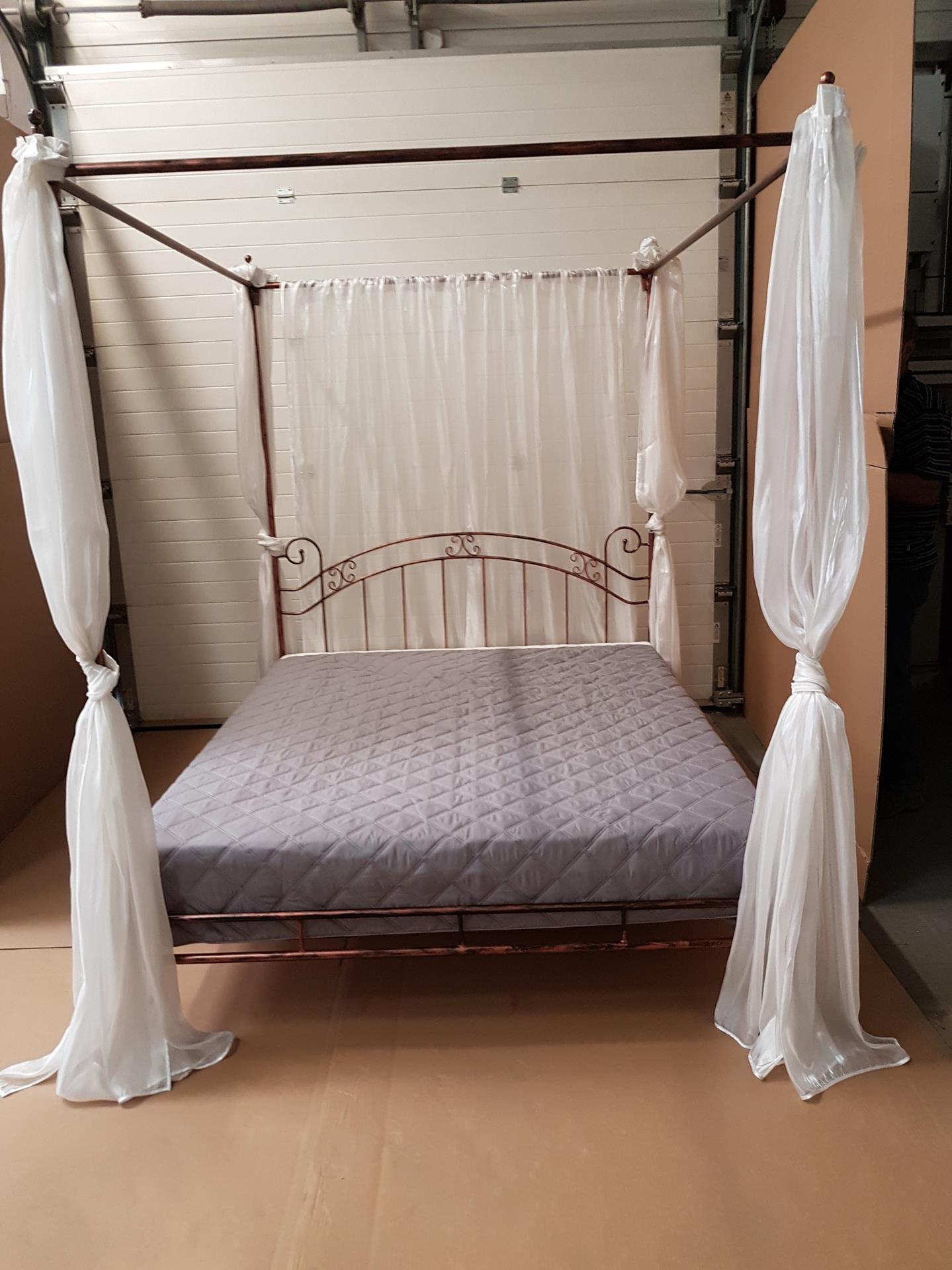 Кровать с балдахином двуспальная