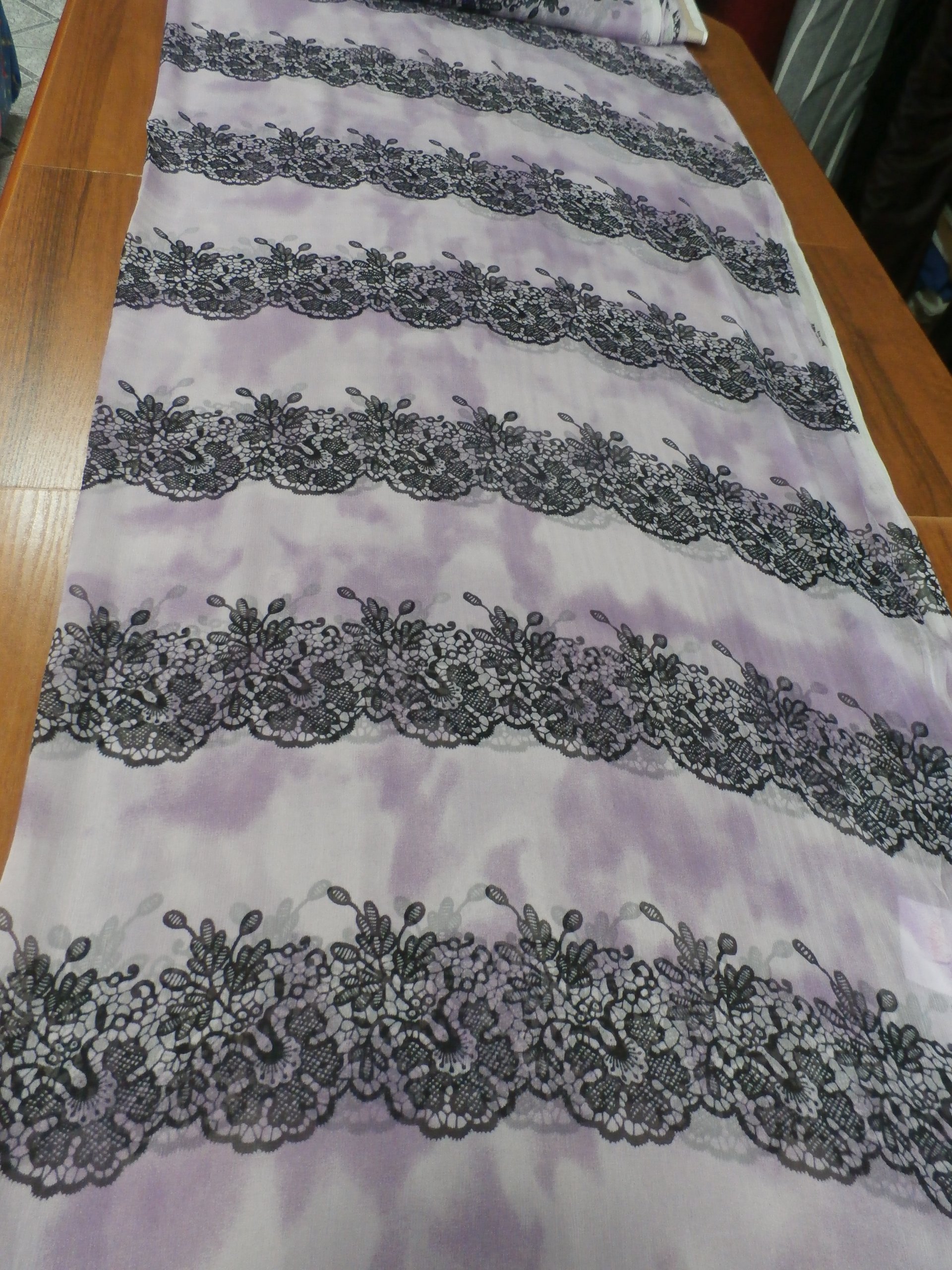 hedvábný šifon ve fialové barvě