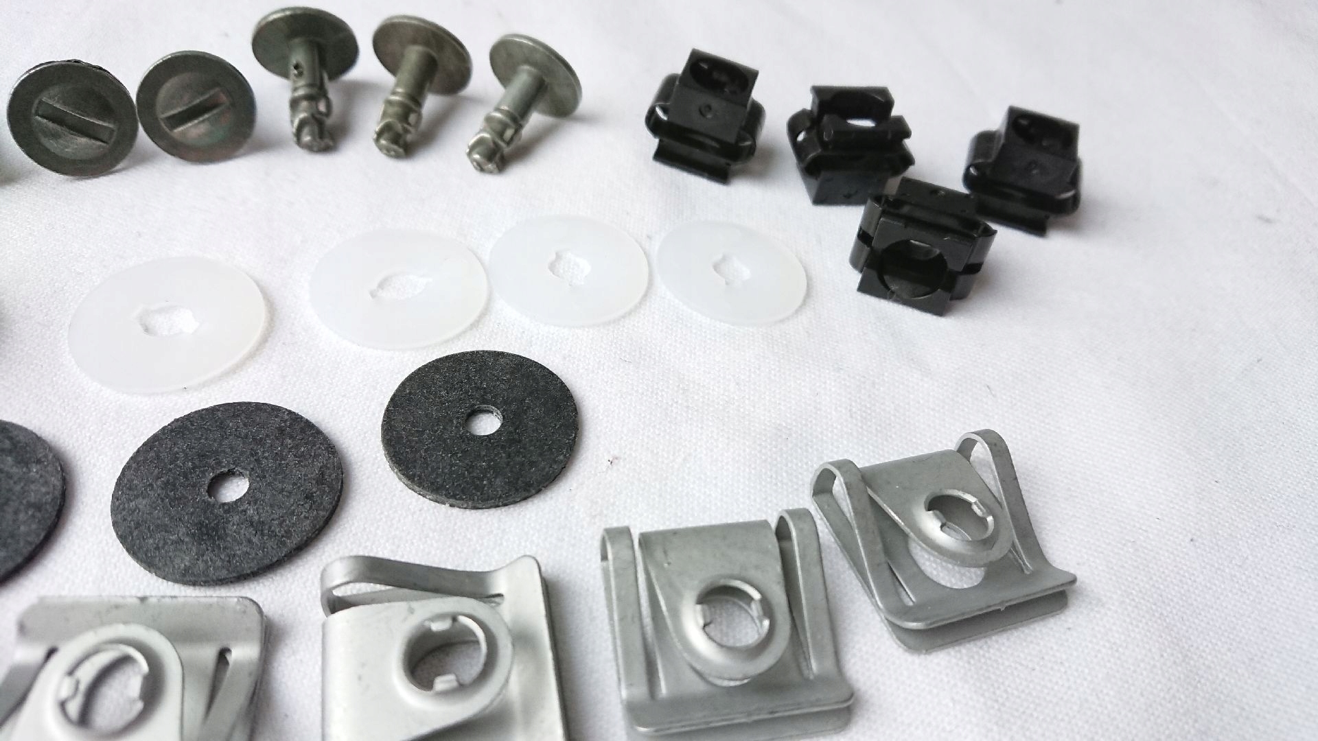 SPINKI ŚRUBY OSŁONY POD SILNIK AUDI A4 B6 A4 B7 Typ samochodu Samochody osobowe