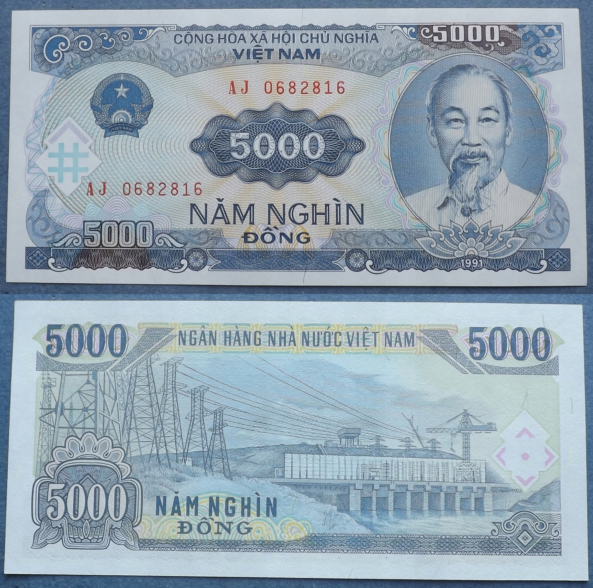 700 000 vnd. 200 донгов монетка. 40 донгов. Сто тысяч донгов. 5000 вьетнамских донгов.