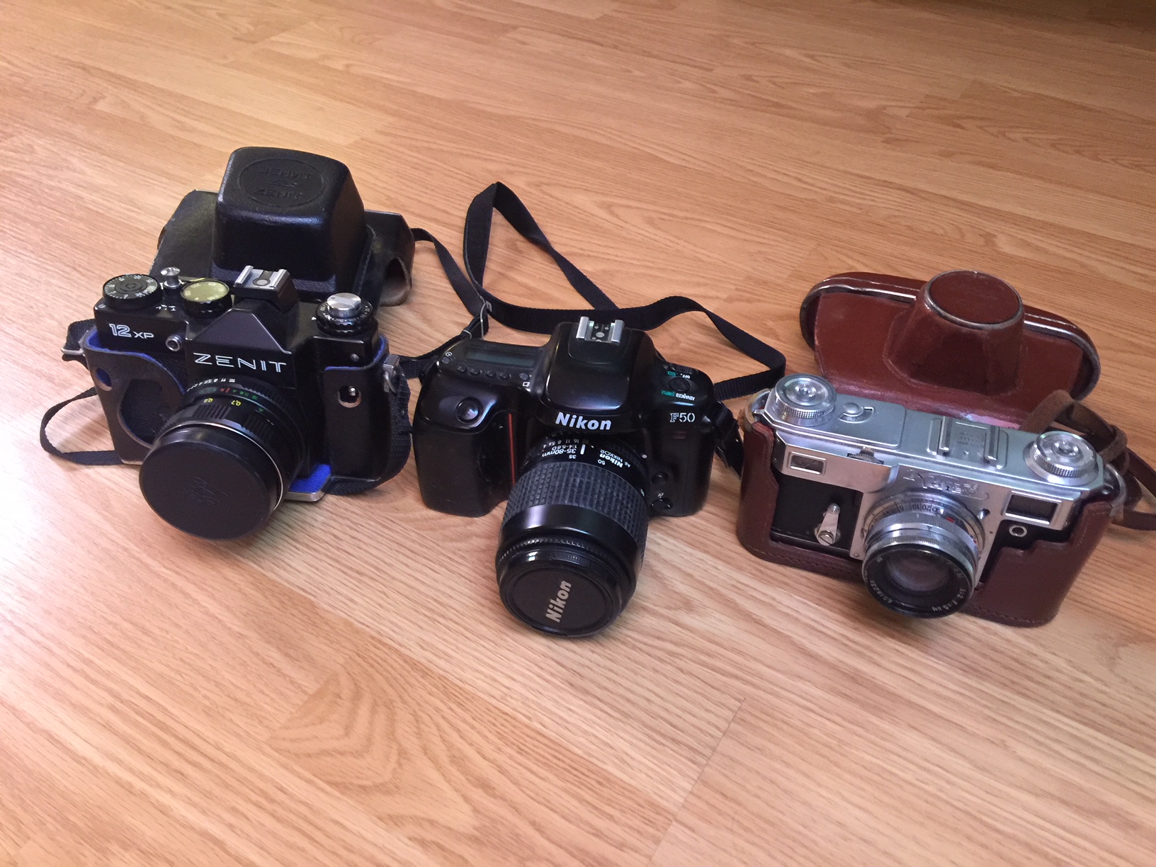 Właściciel Sklepu Kupuje Aparaty Fotograficzne Płacąc Producentowi 120 Zł 3 stare aparaty fotograficzne - 7369022768 - oficjalne archiwum allegro