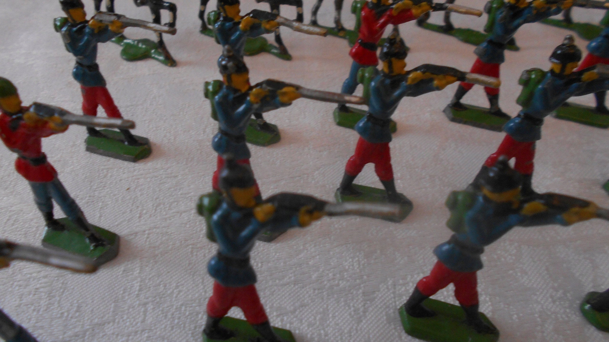 Stare Figurki Ołowiane żołnierzyki Około 90 Szt Stare Figurki Ołowiane żołnierzyki Około 90 Szt