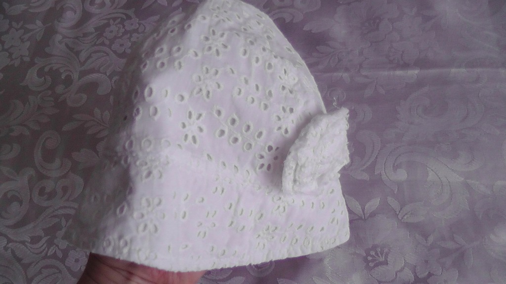 NEXT biały kapelusik z kwiatkiem 1-2 latka