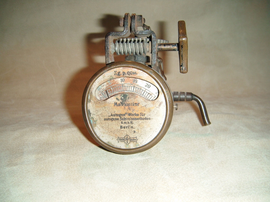 Stary zawór z manometrem . Steampunk .
