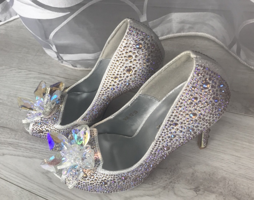Piękne buty całe w cyrkoniach kwiat jak jimmy choo