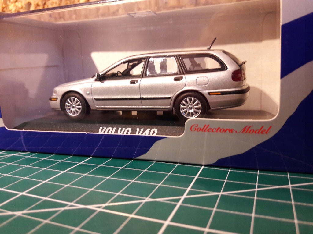 Minichamps Volvo V40 nowy 1;43