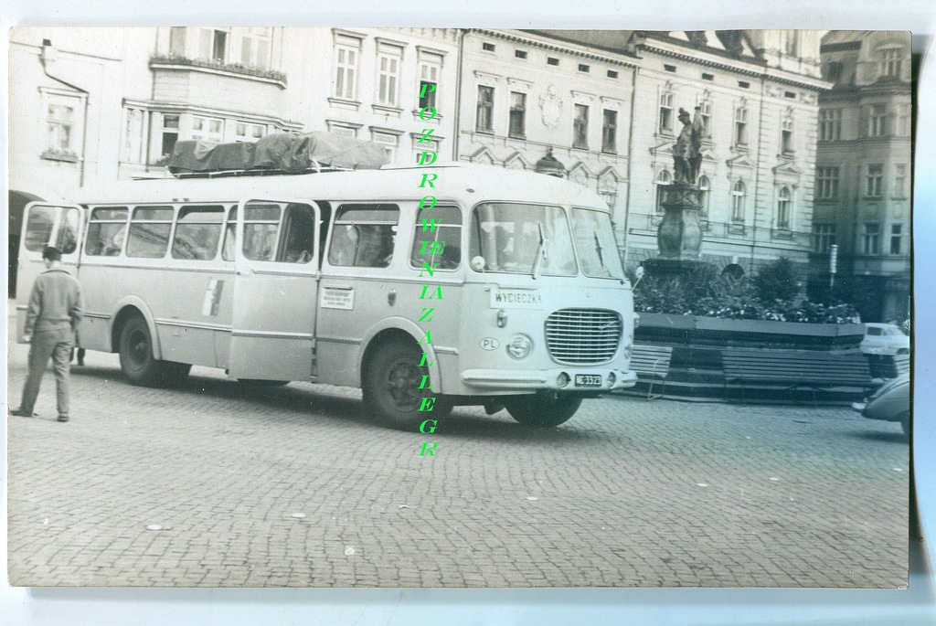 Foto .Stary autobus - ogórek