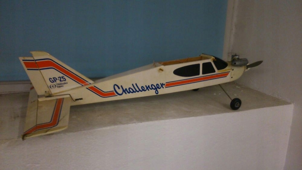 Samolot spalinowy Thunder Tiger GP-25, Futaba