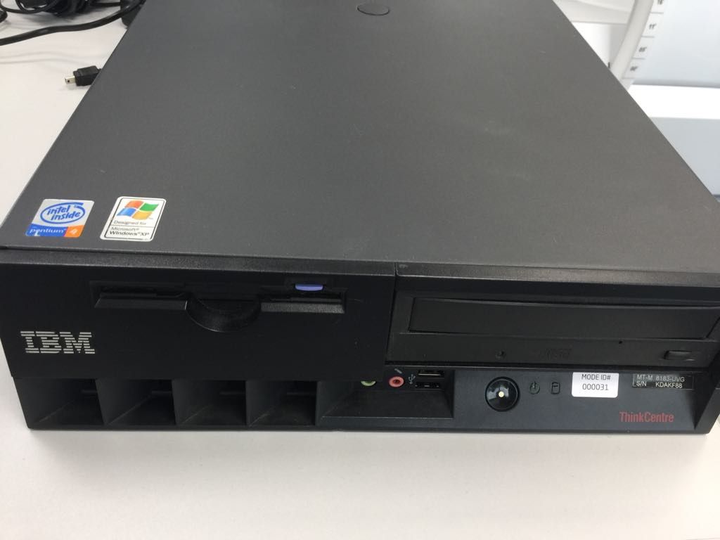 PC IBM desktop Pentium 4 RAM 256MB HDD 40GB WinXP