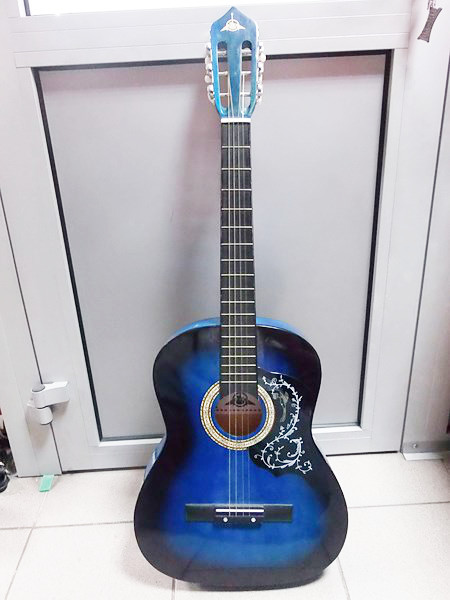 GITARA KLASYCZNA NIEBIESKA (BRAK JEDNEJ STRUNY)