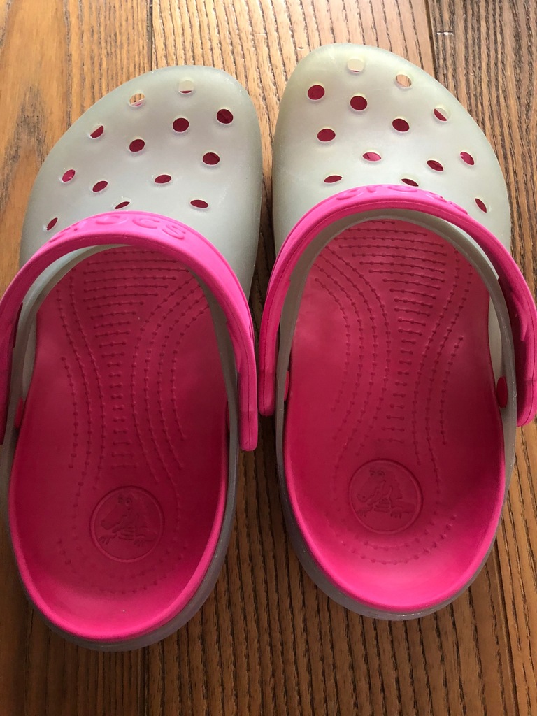 CROCS buty zmieniają kolor pod wpływem światła