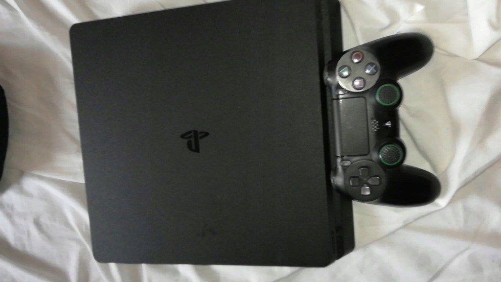 PS4 Slim (500GB) + Konto PSN z 70 grami! PS+ aktyw