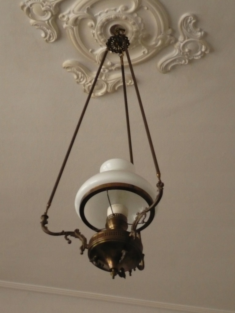 Lampa wisząca, żyrandol mosiężny dawniej naftowy.