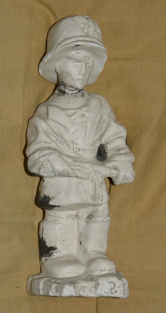 Mały Powstaniec 1944 pomnik rzeźba figurka gips