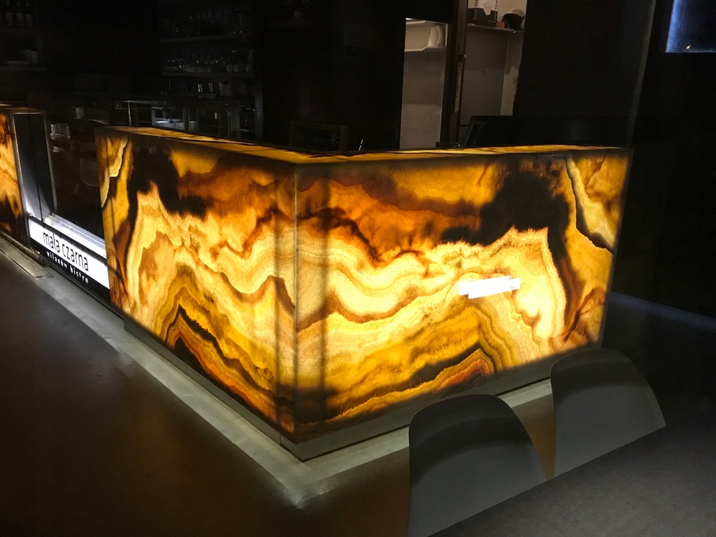 Bar Lada Recepcja kamienna Onyx Onyks Miodowy LED