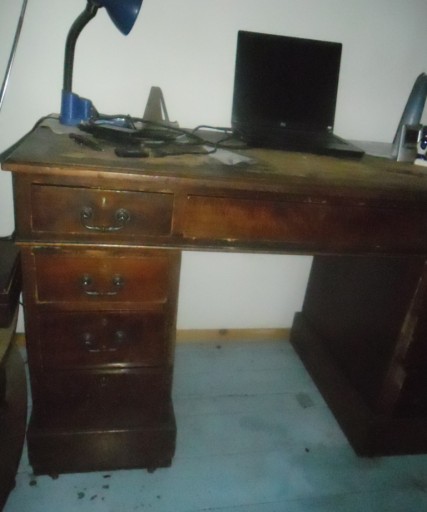 Stare, rozkładane biurko na kółkach.Kraków
