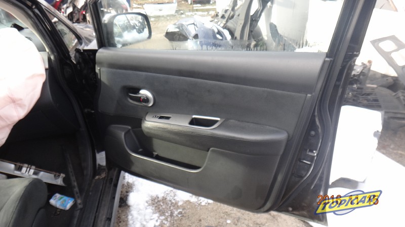 Nissan Tiida boczek drzwi przód prawy tapicerka