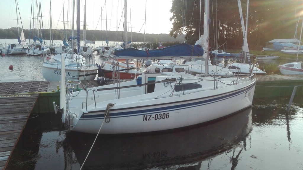Jacht żaglowy KŁOBUK 22 z silnikiem Yamaha 5KM