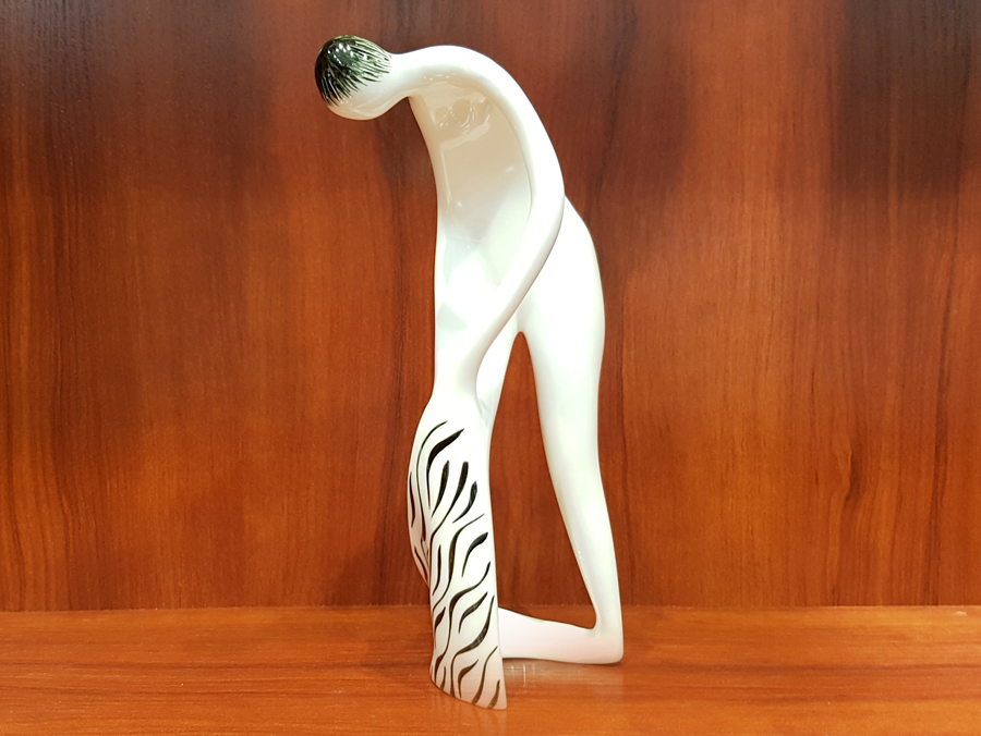 FIGURKA Z PORCELANY ĆMIELÓW ZUZANNA W KĄPIELI