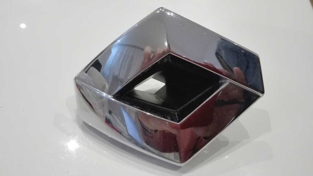 ZNACZEK EMBLEMAT RENAULT MEGANE SCENIC 832974A
