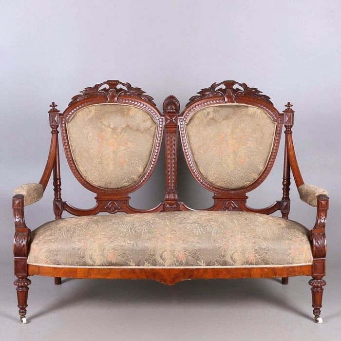 Sofa z XIX wieku (ponad 200-stu letnia)
