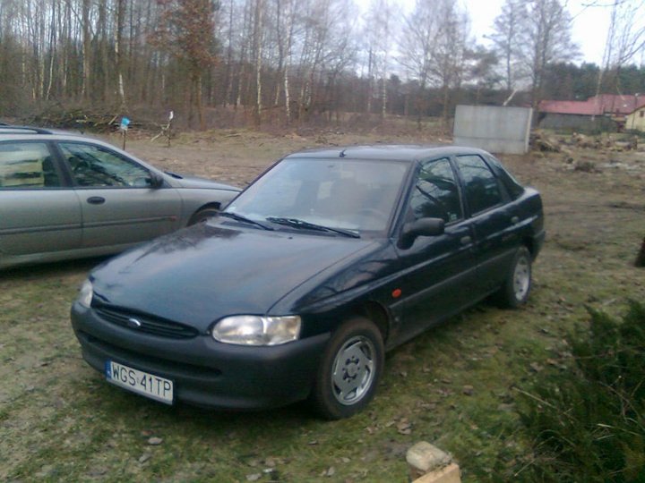 Ford Escort 1,6  w doskonalym stanie.
