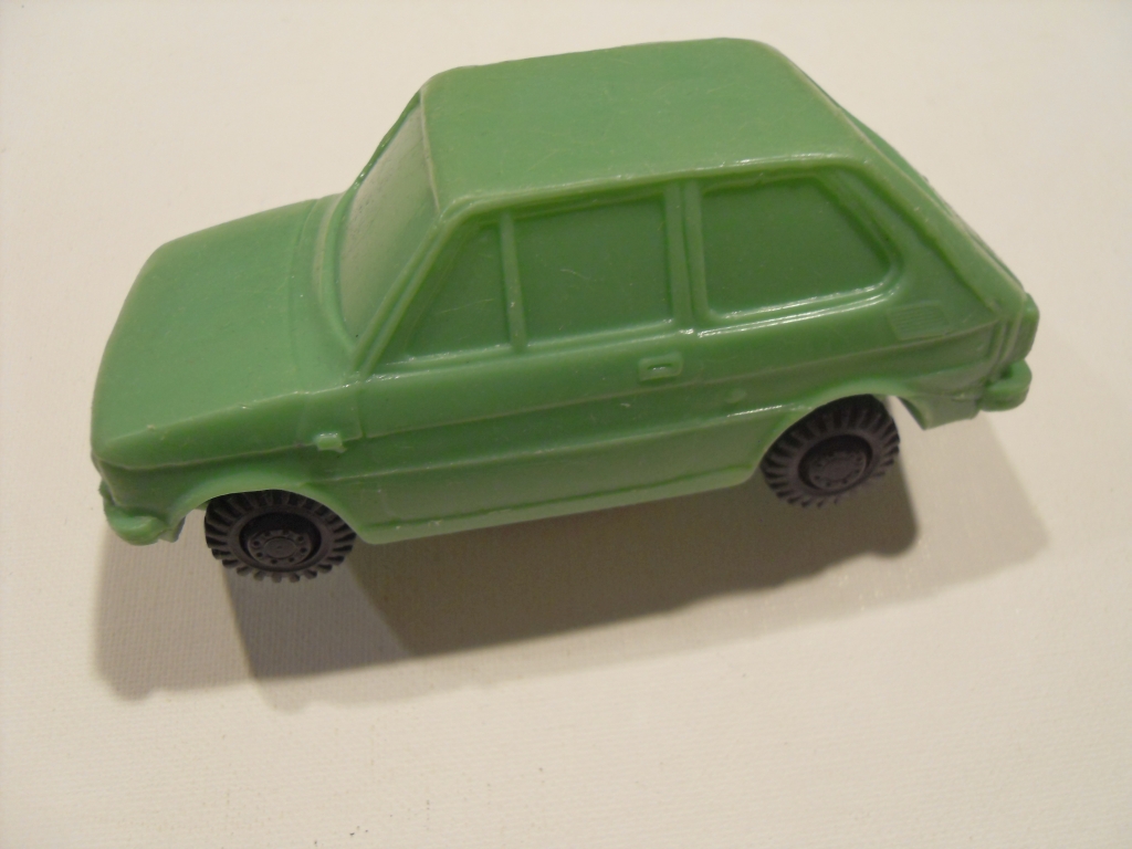 STARY KOLEKCJONERSKI FIAT 126p ZABAWKA PLASTIKOWY